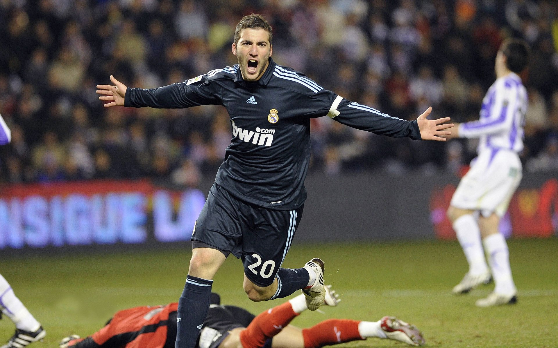 AYX官网-特斯·冯·迪克：领导南非队中场的攻防转换，调度球场节奏，冯 斯特拉客