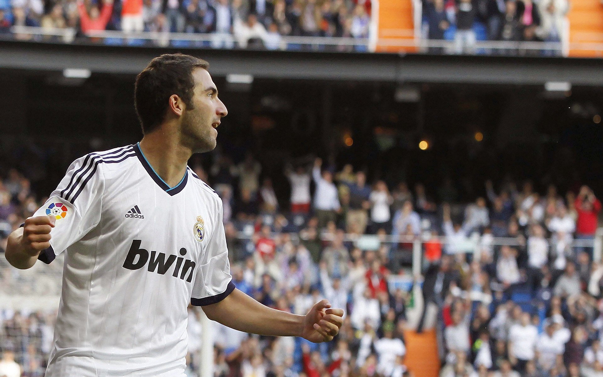 爱游戏体育网页版-职业联赛推动球员多技能培养增强比赛适应力，业余球员如何提高足球水平